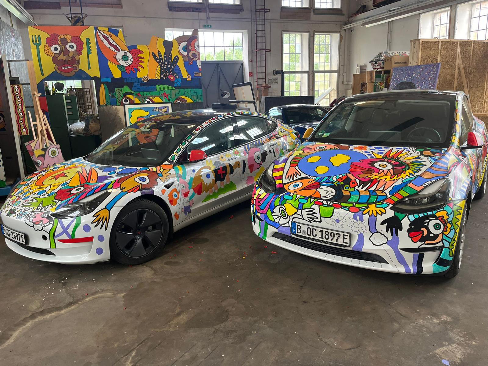 Zwei Teslas werden zu Kunstwerken – einer rollt, einer wird verlost